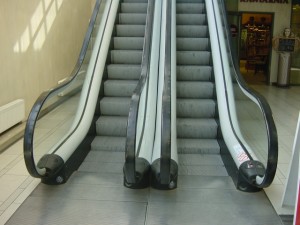 Ruchome schody w centrum handlowym